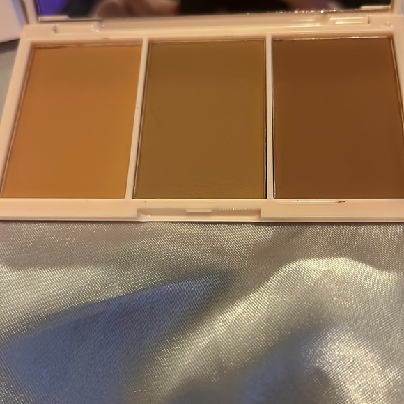 Bronzy AF Bronzer Palette by Basic Beauty - Picture 2 of 4